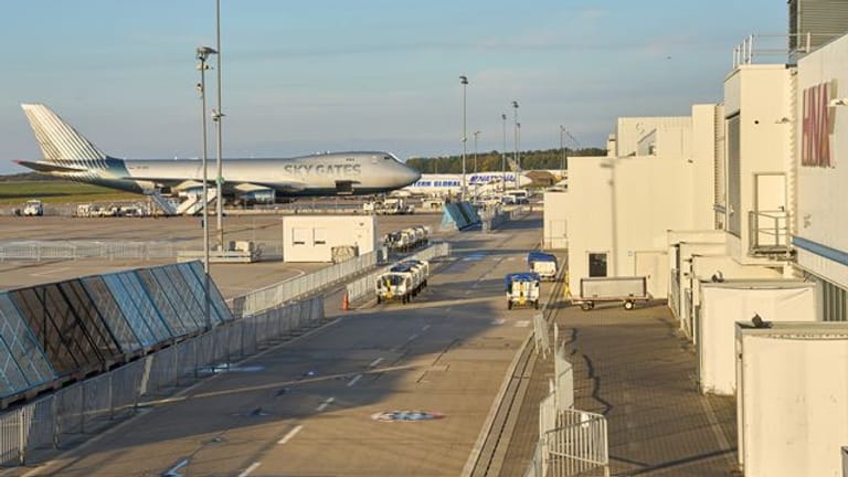 Frachtmaschinen am Flughafen Hahn (Symbolbild): Wegen Betrugsverdacht gab es bereits zwei Razzien.