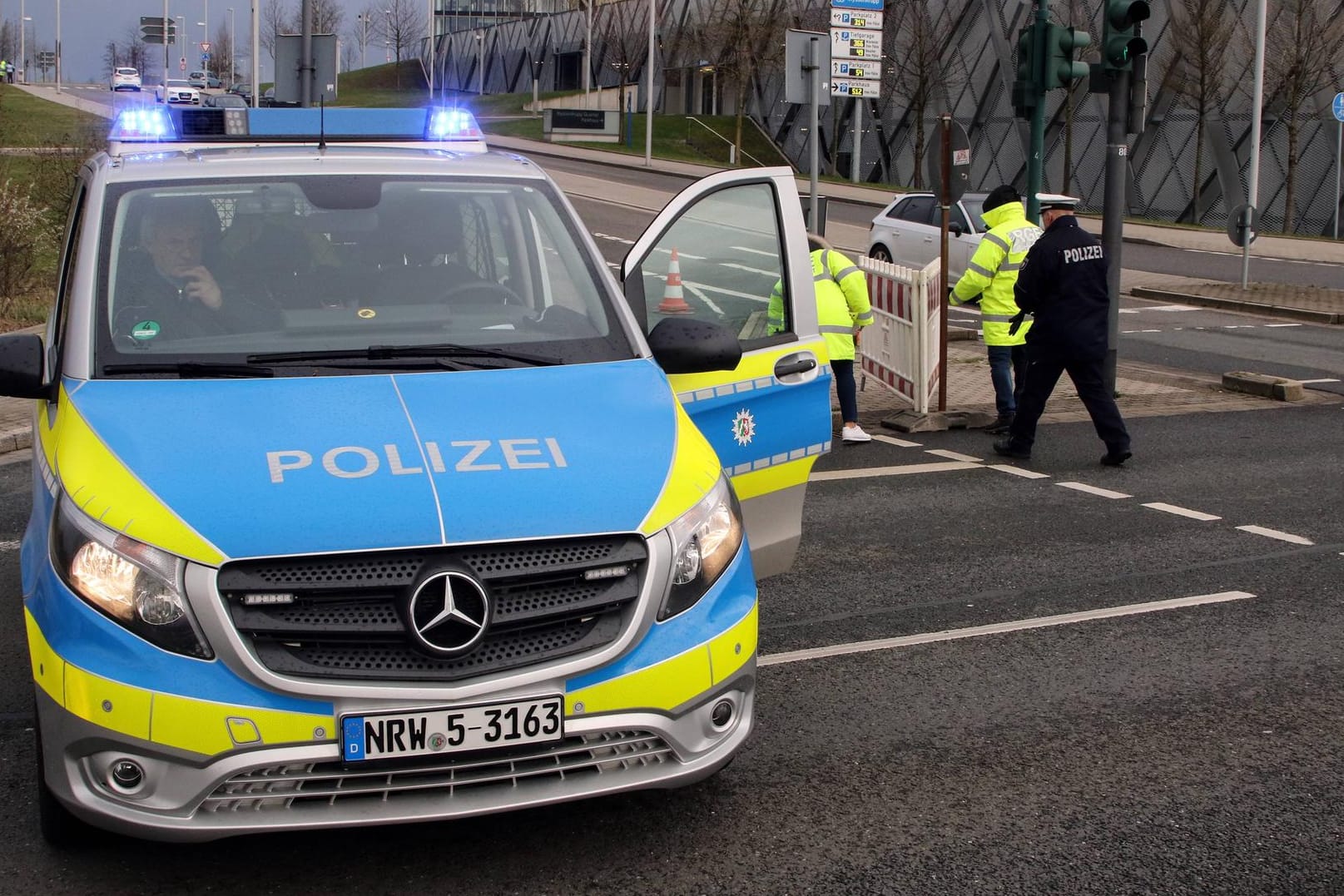 Straßensperrung der Polizei bei einem Bombenfund in Essen (Archivbild): Anwohner in einem 500-Meter-Radius um den Fundort sollen ihre Häuser räumen.