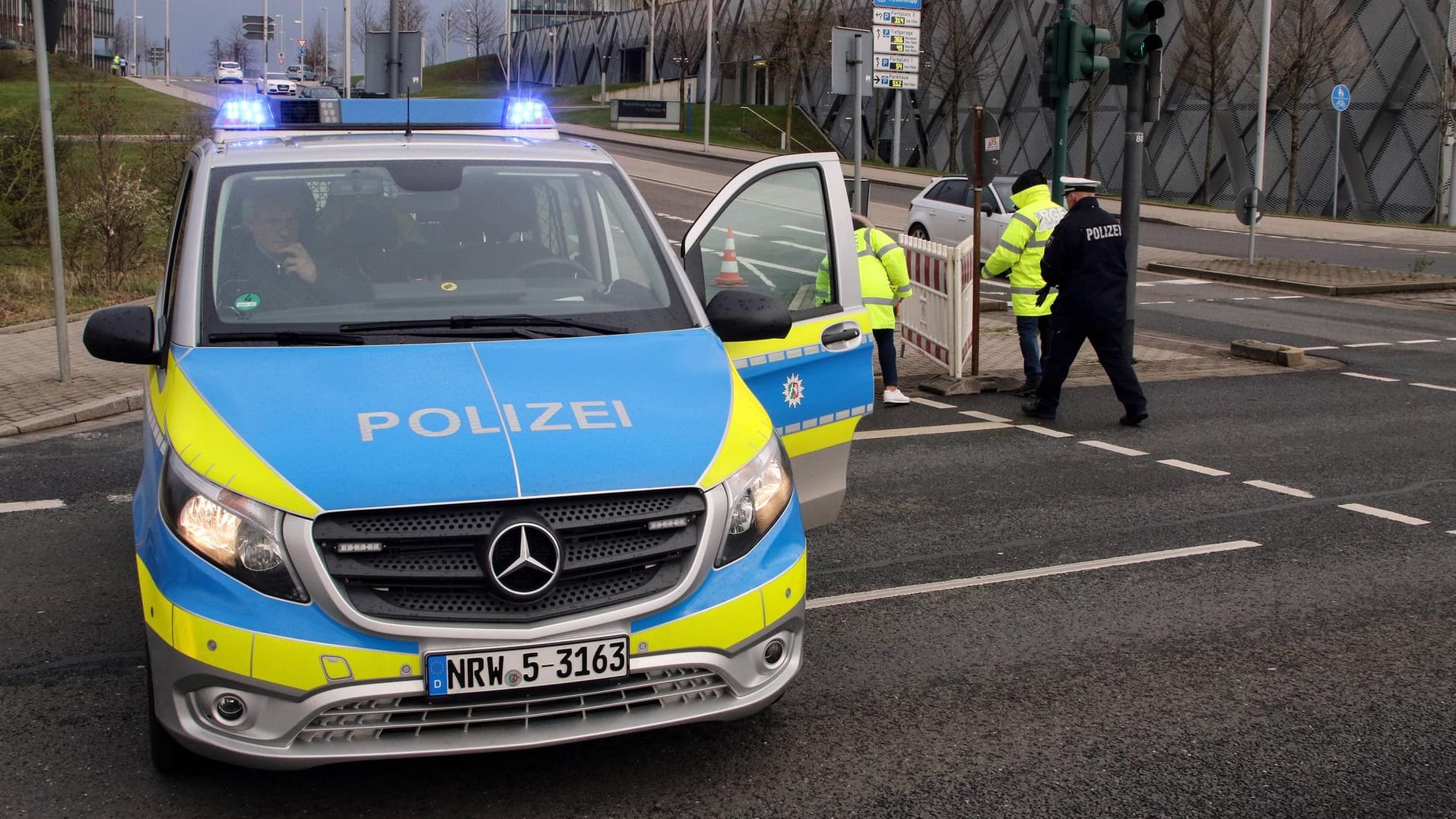 Straßensperrung der Polizei bei einem Bombenfund in Essen (Archivbild): Anwohner in einem 500-Meter-Radius um den Fundort sollen ihre Häuser räumen.