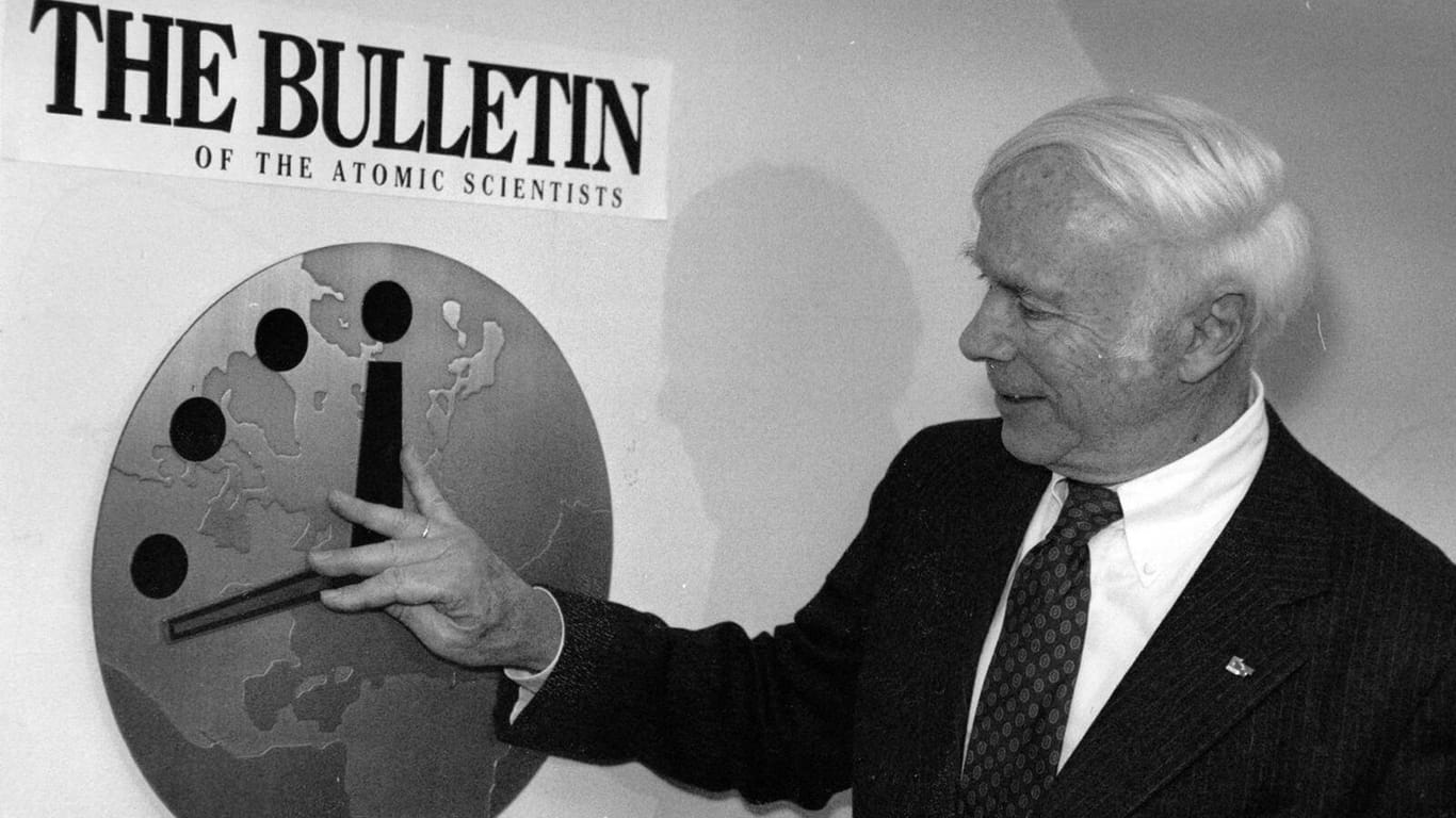 Leonard Rieser, Vorstandsvorsitzender des "Bulletin of the Atomic Scientists" im Jahr 1991, stellt die "Doomsday Clock" (Symbolfoto): Seitdem ist der Minutenzeiger der Uhr stets deutlich näher an die volle Stunde herangerückt.