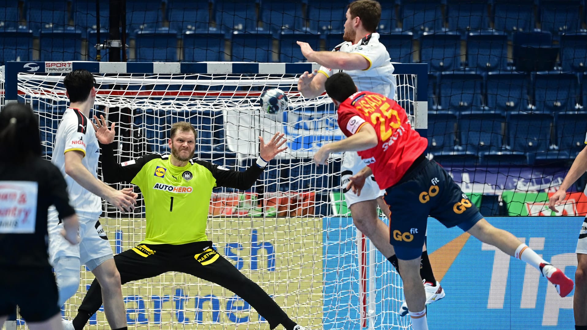 Spaniens Marcelo (r.) schließt gegen DHB-Keeper Bitter ab.