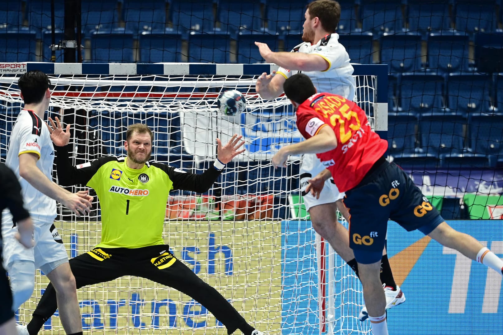 Spaniens Marcelo (r.) schließt gegen DHB-Keeper Bitter ab.