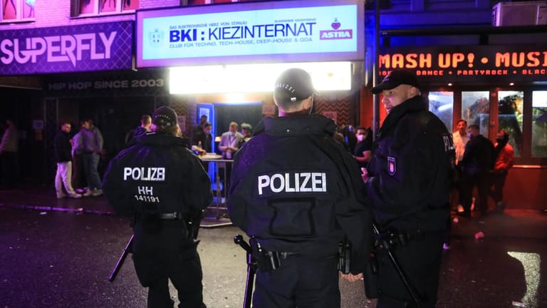 Polizisten in St. Pauli (Symbolbild): Hier kontrollieren sie vermehrt Personen.