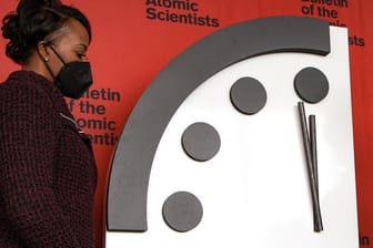 Eine Mitarbeiterin des "Bulletin of the Atomic Scientists" enthüllt den neuen Stand der "Weltuntergangsuhr": Die Zeiger stehen auf 100 Sekunden vor zwölf.