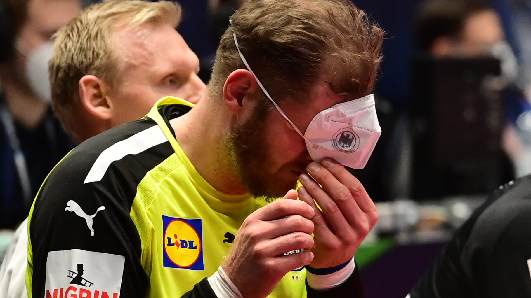 Johannes Bitter zieht sich die Maske vor die Augen: Die Partie gegen Spanien war eine enttäuschende für das DHB-Team.