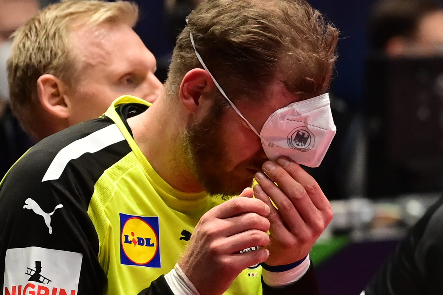 Johannes Bitter zieht sich die Maske vor die Augen: Die Partie gegen Spanien war eine enttäuschende für das DHB-Team.