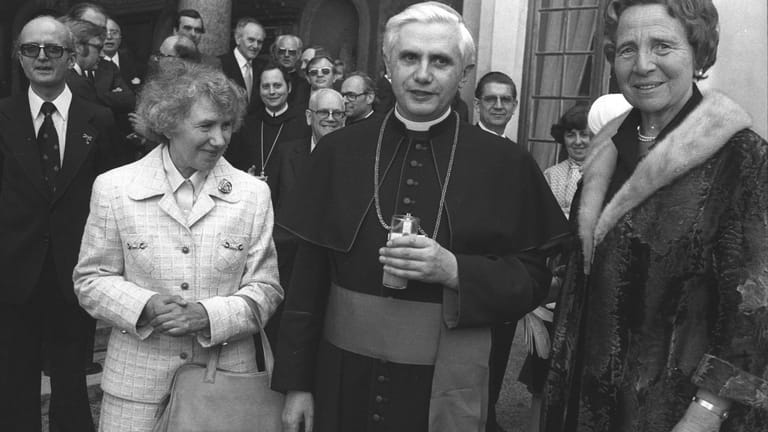 Joseph Ratzinger bei seiner Amtseinführung in München: Er schwor auf die Bayerische Verfassung.