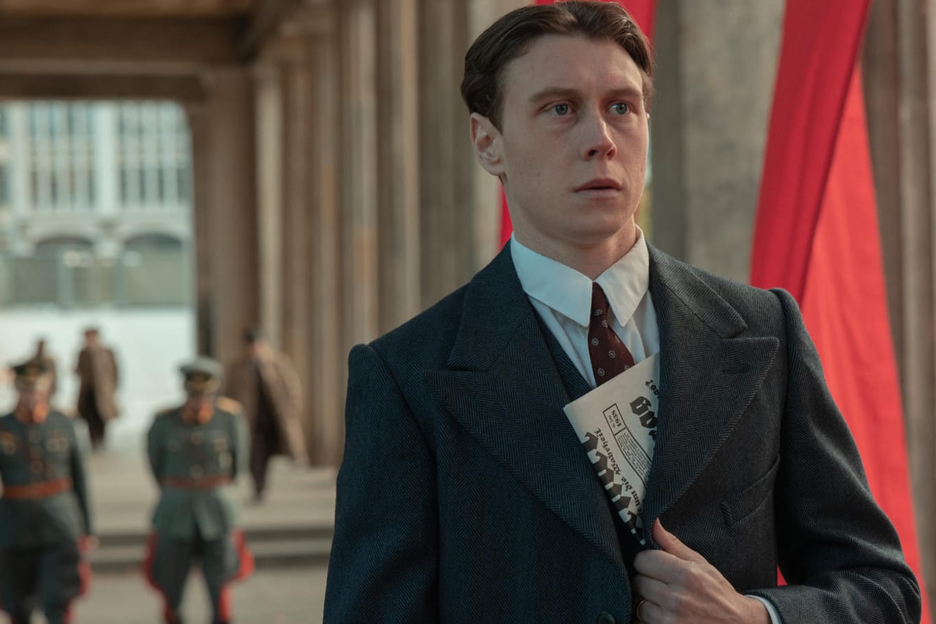 Neues Nazi-Historien-Spektakel von Netflix: George MacKay als Hugh Legat in "München".