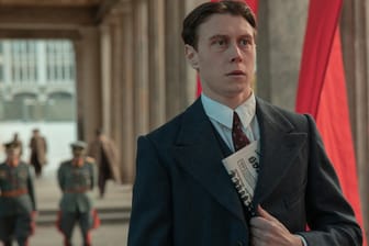 Neues Nazi-Historien-Spektakel von Netflix: George MacKay als Hugh Legat in "München".