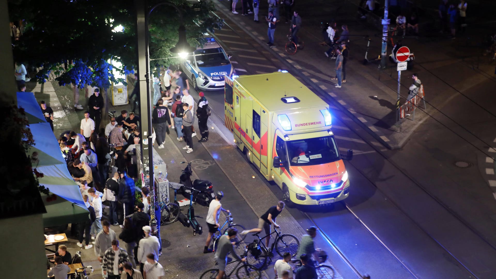 Rettungseinsatz im Prenzlauer Berg (Symbolfoto): Am Donnerstagabend geriet dort eine Person unter eine Tram, sie schwebte zunächst in Lebensgefahr. Rettungseinsatz im Prenzlauer Berg (Symbolfoto): Am Donnerstagabend geriet dort eine Person unter eine Tram, sie schwebte zunächst in Lebensgefahr.