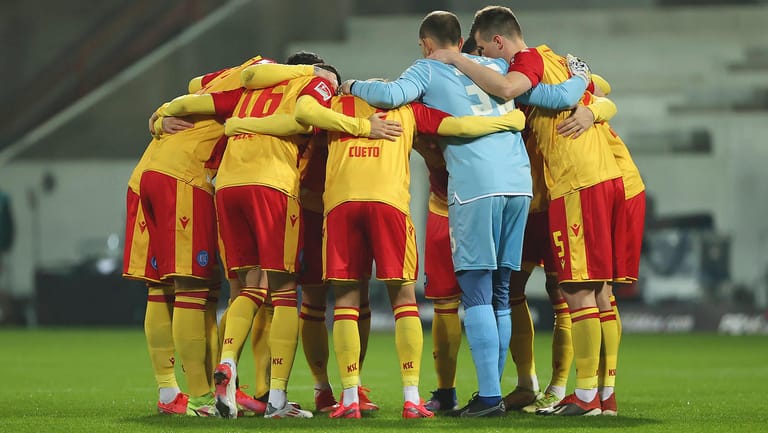 Die Mannschaft des Karlsruher SC vor dem Ligaspiel gegen Darmstadt Mitte Januar 2022: Das Team wurde nun von Corona-Infektionen dezimiert.