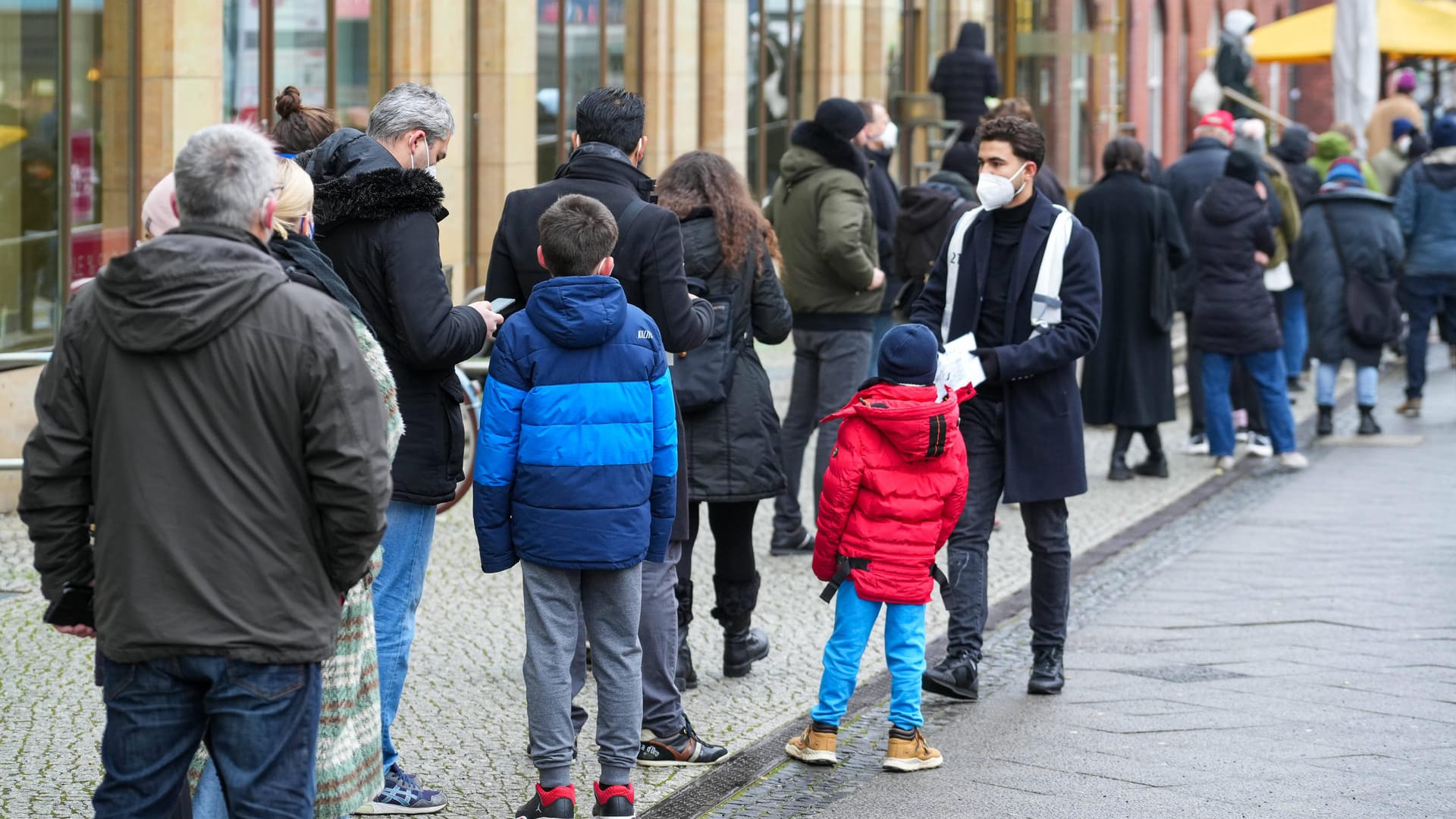 Schlange vor einer Teststelle in Berlin: Die Fallzahlen sind hoch - vor allem in der Hauptstadt.