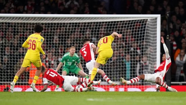 Liverpools Diogo Jota (r/20) erzielt das erste Tor seiner Mannschaft gegen den FC Arsenal. Liverpools Diogo Jota (r/20) erzielt das erste Tor seiner Mannschaft gegen den FC Arsenal.