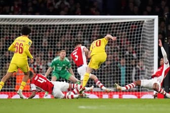 Liverpools Diogo Jota (r/20) erzielt das erste Tor seiner Mannschaft gegen den FC Arsenal.