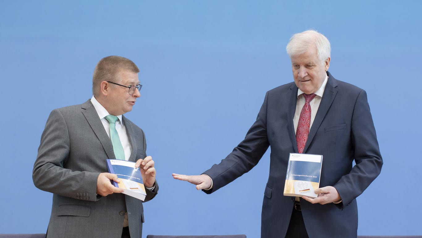 Horst Seehofer und Thomas Haldenwang: Seehofer ließ Verfassungsschutzgutachten offenbar abmildern.