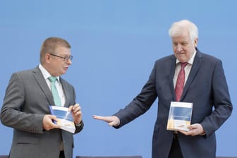 Horst Seehofer und Thomas Haldenwang: Seehofer ließ Verfassungsschutzgutachten offenbar abmildern.