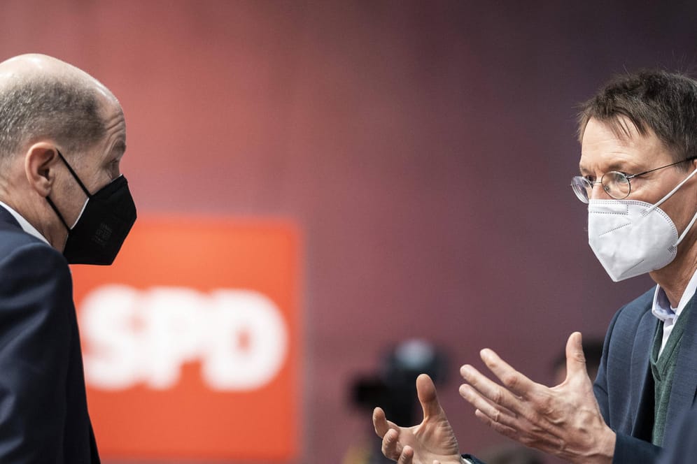 Olaf Scholz und Karl Lauterbach: In einer aktuellen Umfrage verliert die SPD einen Prozentpunkt in der Wählergunst.