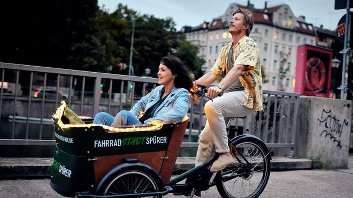 Julika (Lucie Heinze) und Konstantin (Golo Euler) in einer Szene des Spielfilms "Eine Liebe später".