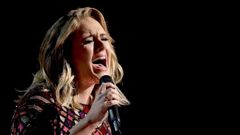 Die britische Sängerin Adele muss ihre geplante Konzertreihe in Las Vegas absagen.