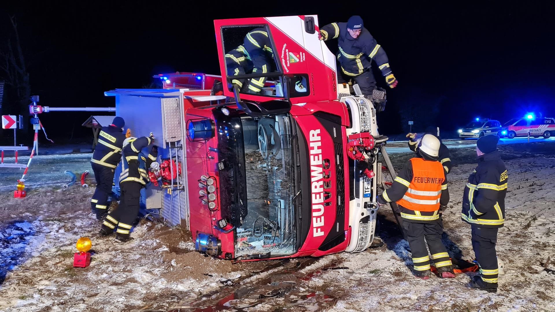Lastwagen und Feuerwehr-Fahrzeug verunglücken bei Glätte: Bundesweit gab es zahlreiche Unfälle. Lastwagen und Feuerwehr-Fahrzeug verunglücken bei Glätte: Bundesweit gab es zahlreiche Unfälle.