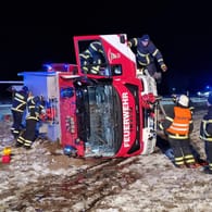 Lastwagen und Feuerwehr-Fahrzeug verunglücken bei Glätte: Bundesweit gab es zahlreiche Unfälle.