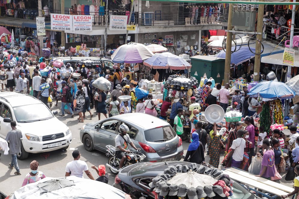 Menschen in Accra (Symbolbild): In der Stadt hat es eine verheerende Explosion gegeben.