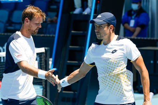 Kevin Krawietz (l) und Andreas Mies haben bei den Australian Open das Achtelfinale erreicht.