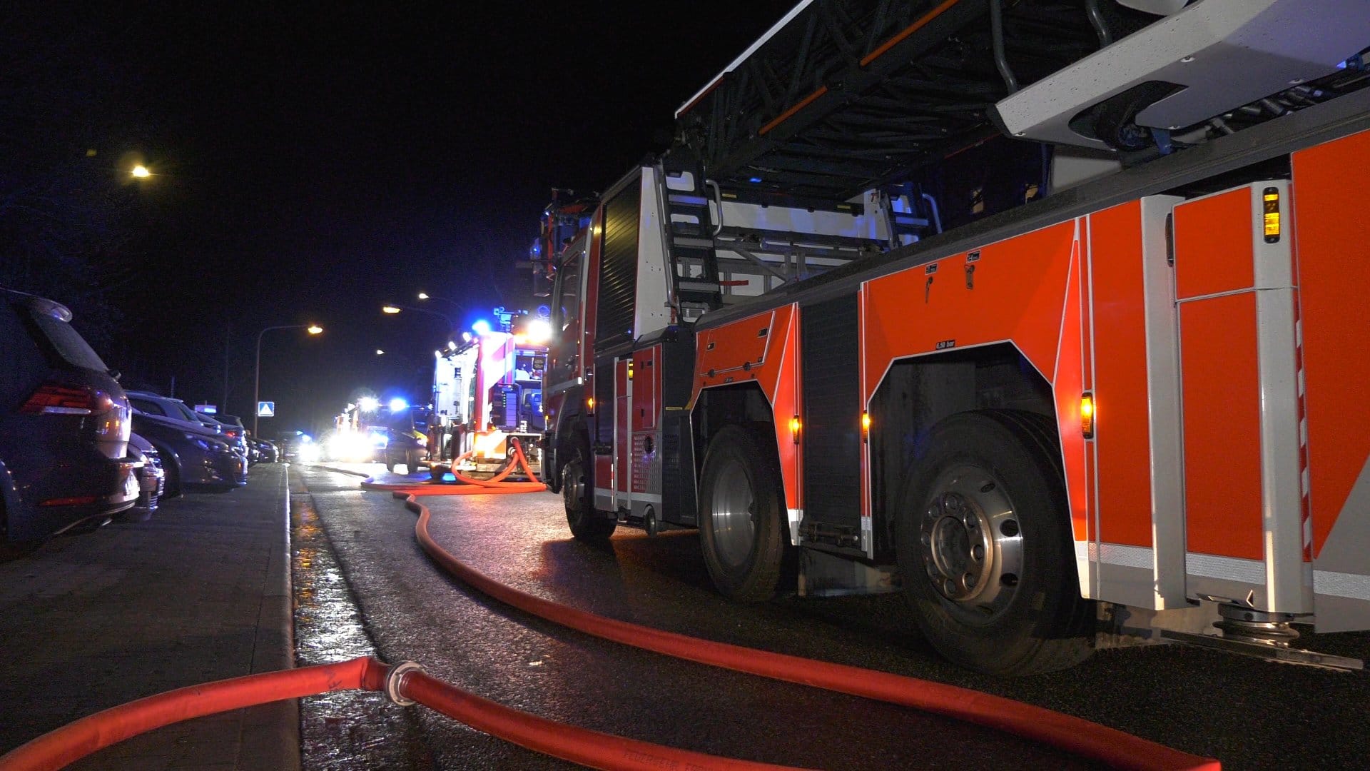 Fahrzeuge der Feuerwehr stehen am Einsatzort: Im Frankfurter Stadtteil Sossenheim brannte es in der Nacht. Fahrzeuge der Feuerwehr stehen am Einsatzort: Im Frankfurter Stadtteil Sossenheim brannte es in der Nacht.