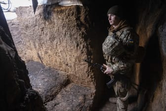 Ukrainischer Soldat in Mariupol: Angesichts der Spannungen mit Russland fordern die Jungliberalen deutsche Waffenlieferungen an das Land. (Archivfoto)