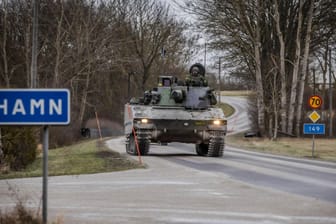 Schwedische Panzer auf Gotland: Aufgrund von russischer Truppenbewegungen in der Ostsee hat das Land seine Militärpräsenz verstärkt.