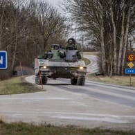 Schwedische Panzer auf Gotland: Aufgrund von russischer Truppenbewegungen in der Ostsee hat das Land seine Militärpräsenz verstärkt.