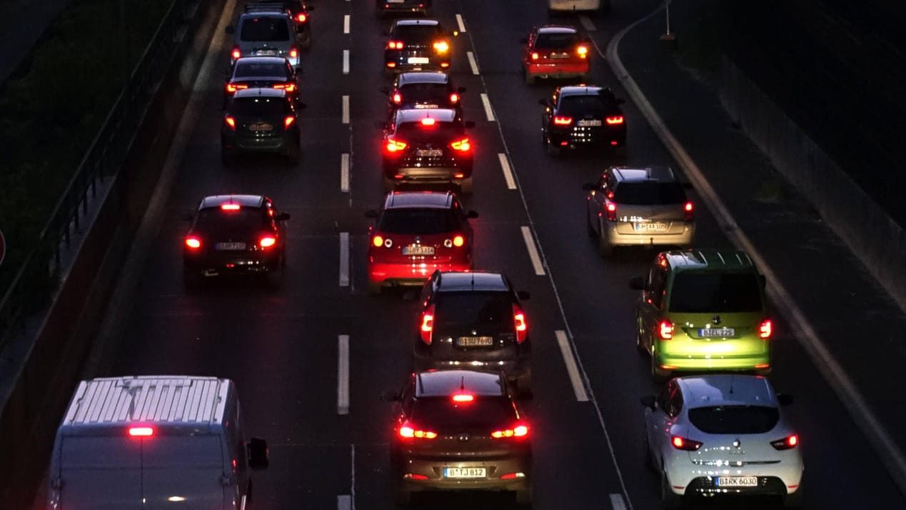 Stau im morgendlichen Berufsverkehr (Symbolbild): Nach einem Unfall ist die A1 zwischen Dortmund und Köln gesperrt.