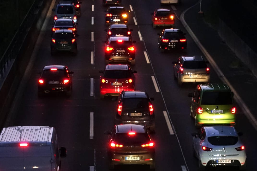 Stau im morgendlichen Berufsverkehr (Symbolbild): Nach einem Unfall ist die A1 zwischen Dortmund und Köln gesperrt.