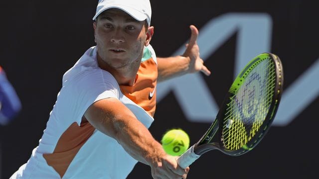 Der Serbe Miomir Kecmanovic steht in Melbourne im Viertelfinale. Der Serbe Miomir Kecmanovic steht in Melbourne im Viertelfinale.