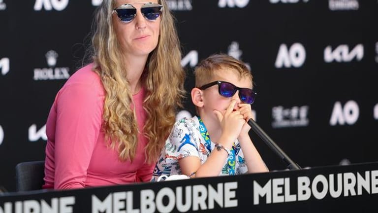 Viktoria Asarenka mit ihrem Sohn Leo bei der Pressekonferenz in Melbourne.