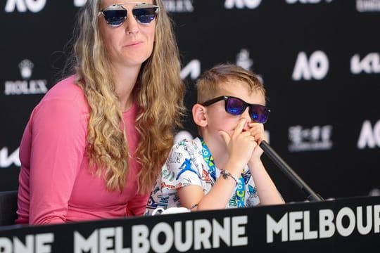 Viktoria Asarenka mit ihrem Sohn Leo bei der Pressekonferenz in Melbourne.