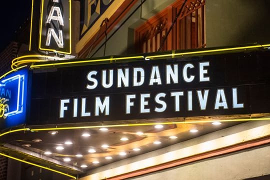 Vor dem Eingang des Egyptian Theatre in Park City leuchtet der Schriftzug zum "Sundance Film Festival".