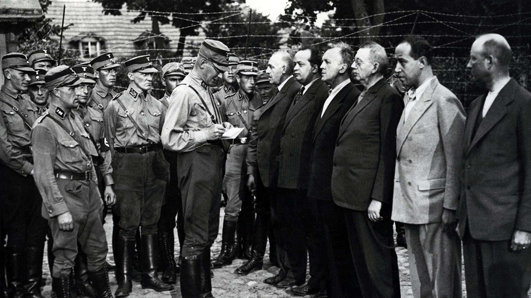 Konzentrationslager Oranienburg 1933: Einlieferung von Häftlingen, darunter mit dem Sozialdemokraten Ernst Heilmann (6. v. r.) einer der prominentesten Nazi-Gegner.