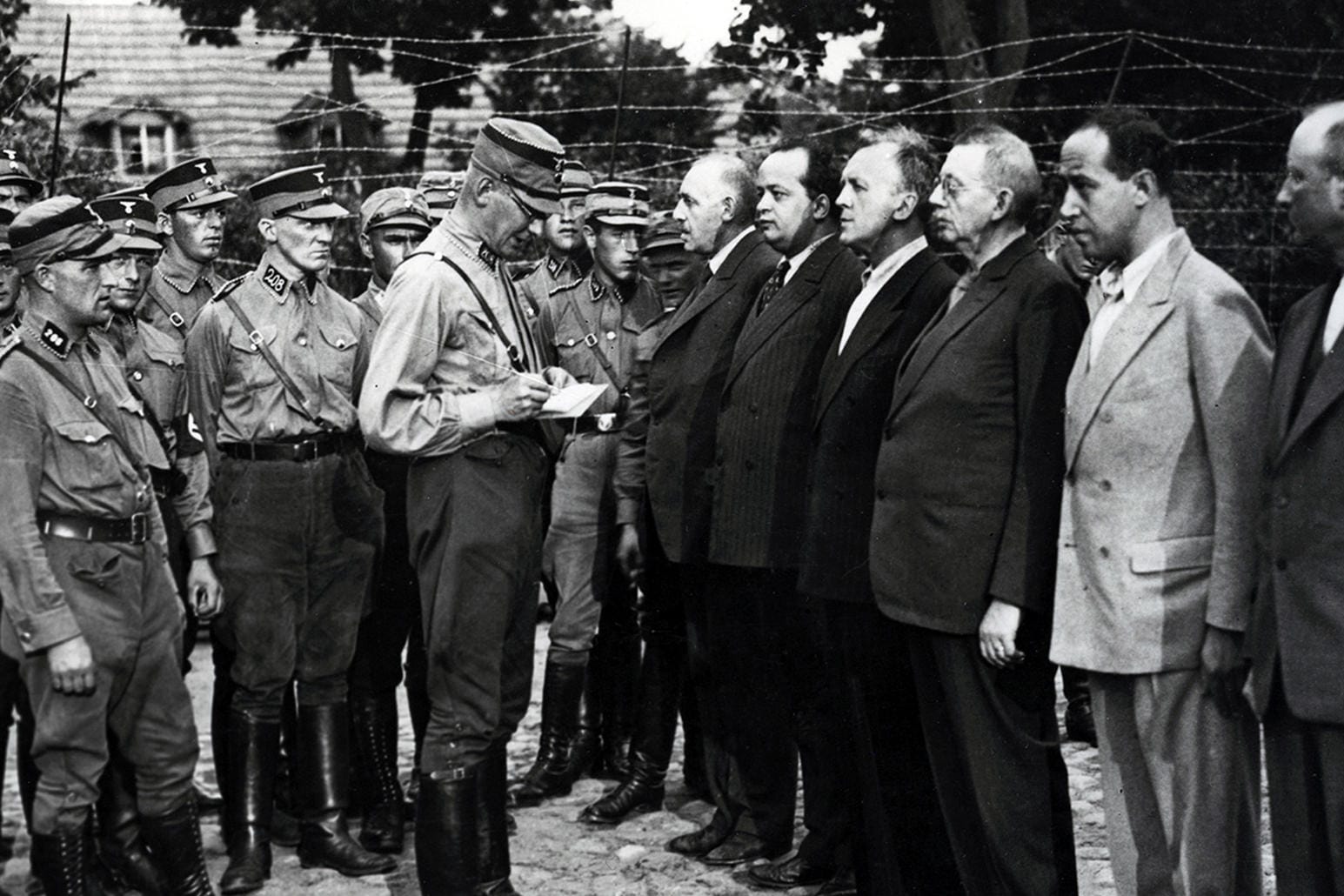 Konzentrationslager Oranienburg 1933: Einlieferung von Häftlingen, darunter mit dem Sozialdemokraten Ernst Heilmann (6. v. r.) einer der prominentesten Nazi-Gegner.