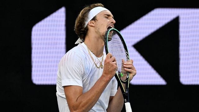 Alexander Zverev musste zwischenzeitlich auch mal in seinen Schläger beißen. Alexander Zverev musste zwischenzeitlich auch mal in seinen Schläger beißen.