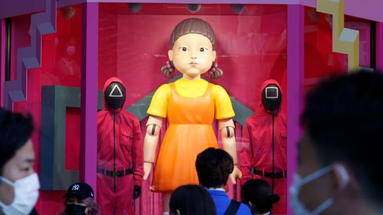 Nachbildung der "Younghee"-Puppe aus der Netflix-Serie "Squid Game", die mit einer zweiten Staffel fortgesetzt wird.