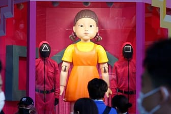 Nachbildung der "Younghee"-Puppe aus der Netflix-Serie "Squid Game", die mit einer zweiten Staffel fortgesetzt wird.