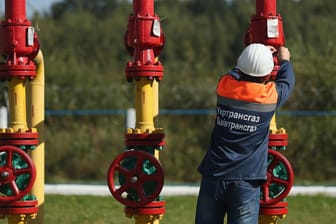 Hahn auf oder Hahn zu? Die Russen könnten viel mehr Gas in Deutschland absetzen, stattdessen sind die deutschen Gasvorräte so leer wie noch nie seit Beginn der Aufzeichnungen.