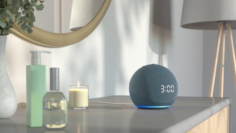 Der Echo Dot mit Uhr ist heute bei Amazon stark reduziert im Angebot.