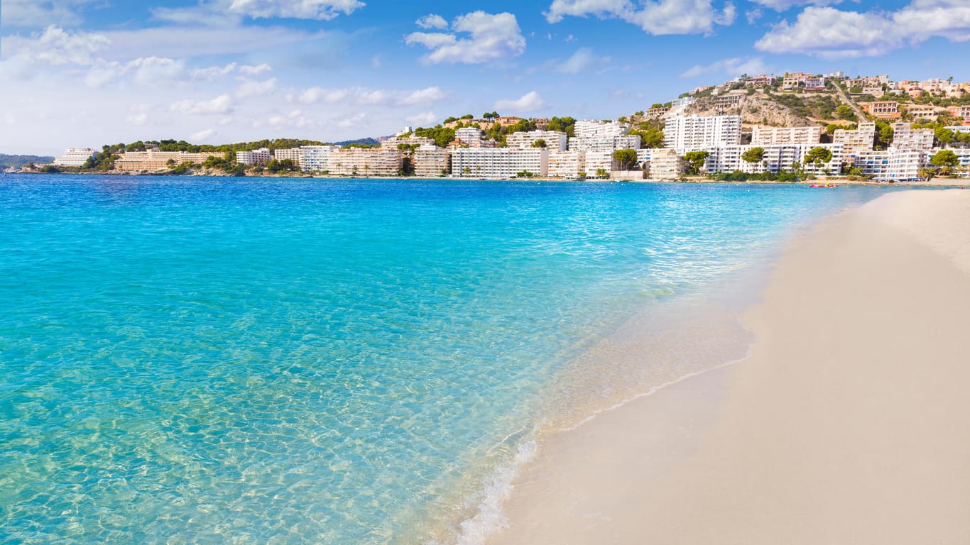 Mallorca-Pauschalreise: Für acht Tage im Hotel mit Frühstück und Flug zahlen Sie nur 240 Euro. (Gezeigter Strand: Playa Santa Ponsa).
