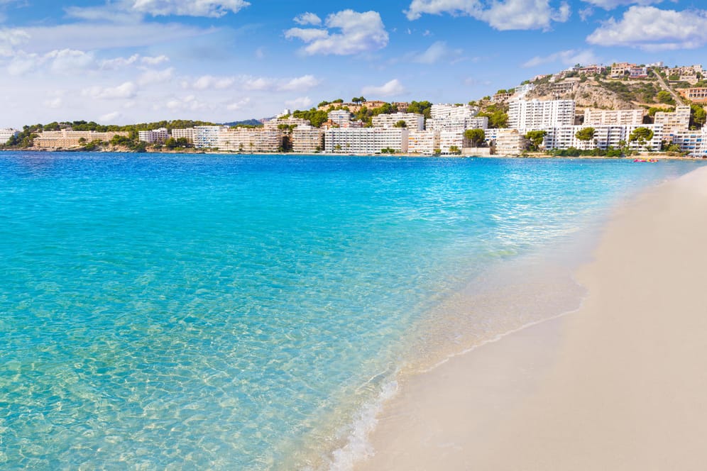 Mallorca-Pauschalreise: Für acht Tage im Hotel mit Frühstück und Flug zahlen Sie nur 240 Euro. (Gezeigter Strand: Playa Santa Ponsa).