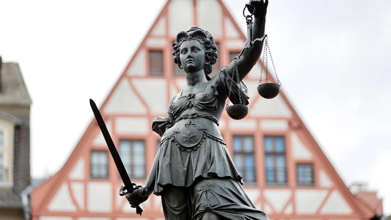 Die Justitia auf dem Gerechtigkeitsbrunnen in Frankfurt am Main (Symbolbild): Der Mann soll sie mit einem Werkzeug getötet haben.