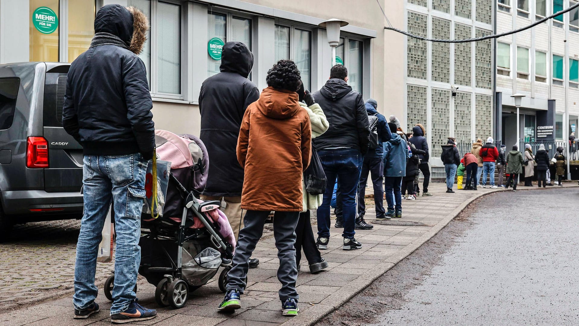 Zahlreiche Menschen stehen in Berlin für einen PCR-Test an (Archivbild): In der Hauptstadt sollen PCR-Tests künftig nur für Menschen, die etwa in Altenheimen, Pflegeheimen und Krankenhäusern arbeiteten, nötig sein. Zahlreiche Menschen stehen in Berlin für einen PCR-Test an (Archivbild): In der Hauptstadt sollen PCR-Tests künftig nur für Menschen, die etwa in Altenheimen, Pflegeheimen und Krankenhäusern arbeiteten, nötig sein.
