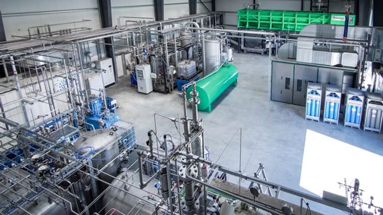 In der Anlage des Fraunhofer Instituts UMSICHT wird Biogenes Öl erzeugt, aus dem Kraftstoff gewonnen werden kann.