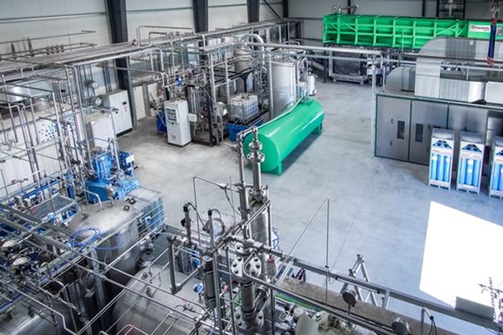 In der Anlage des Fraunhofer Instituts UMSICHT wird Biogenes Öl erzeugt, aus dem Kraftstoff gewonnen werden kann.
